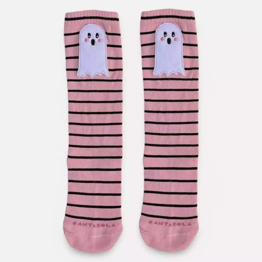 Foto de uma meia rosa, com listras pretas e um fantasminha