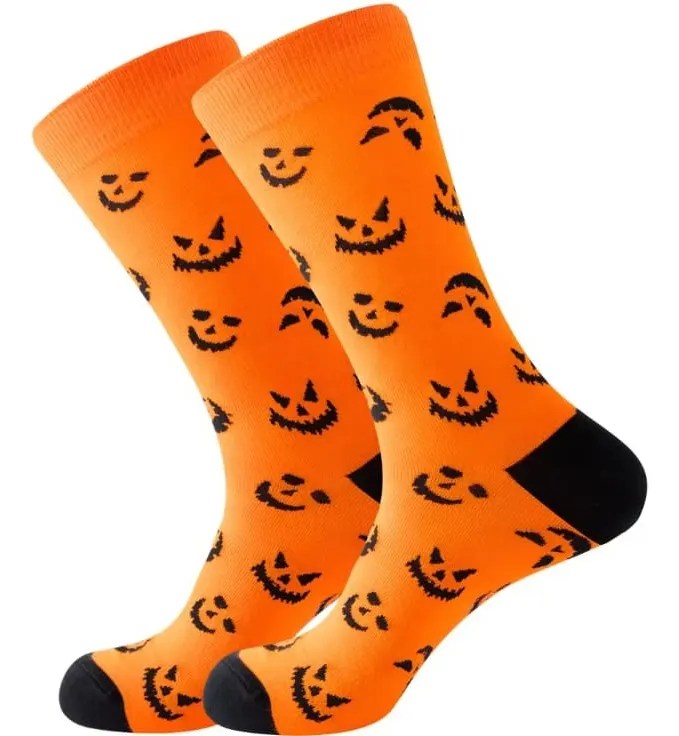 Foto de uma meia laranja com rostinhos malvados