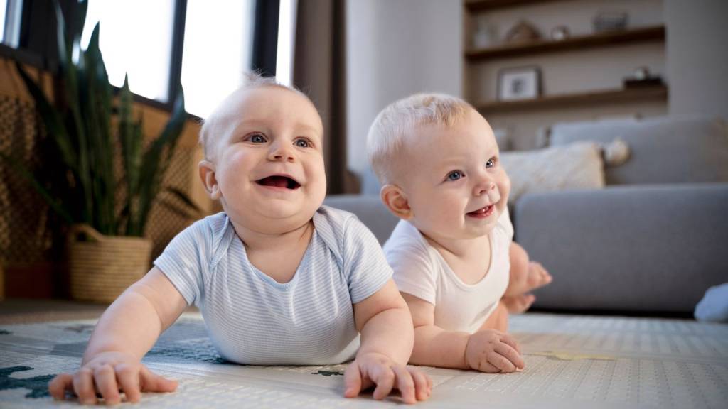 50 nomes para bebês gêmeos que ficam perfeitos em dupla