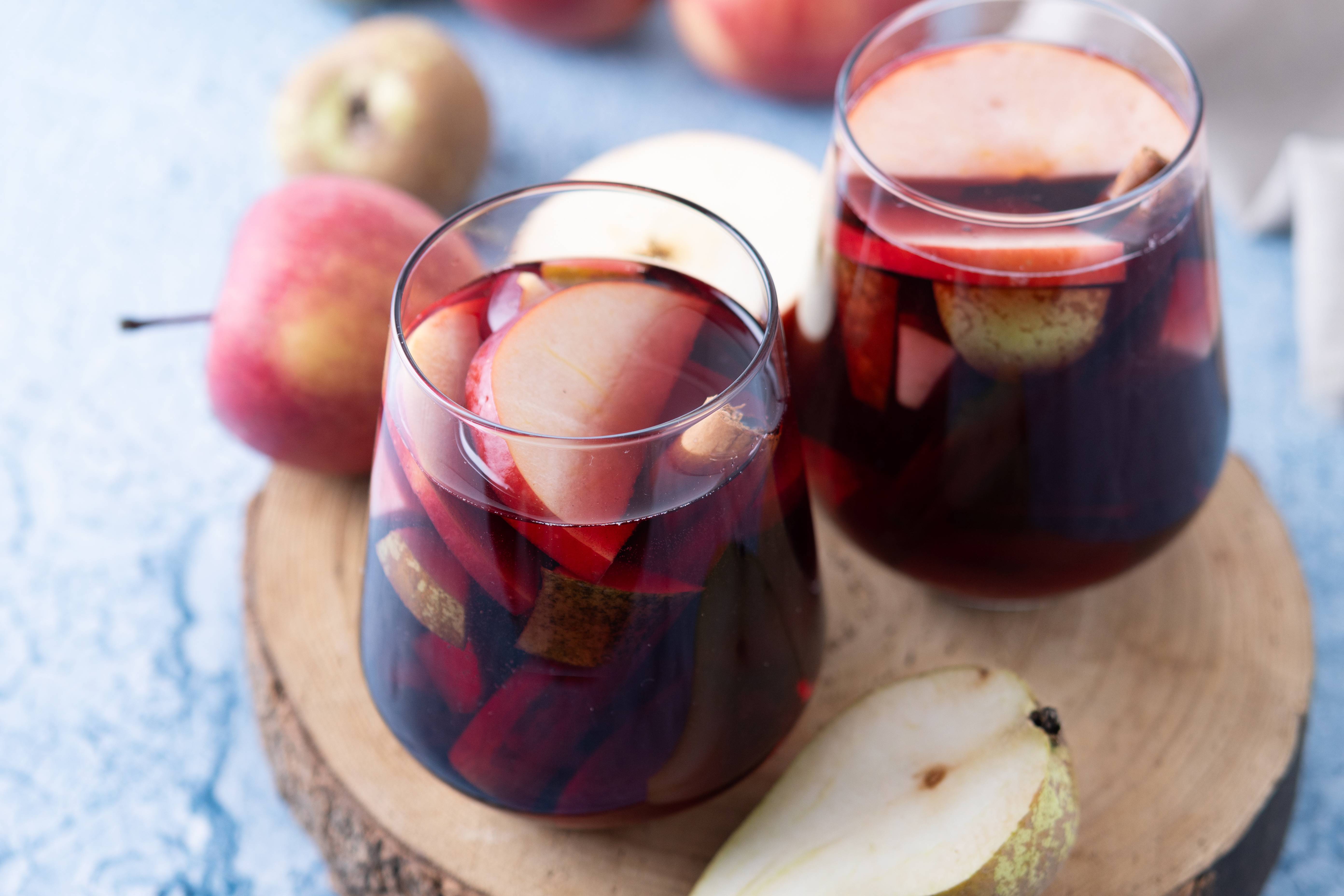 8 drinks com vinho e com cerveja práticos para fazer em casa