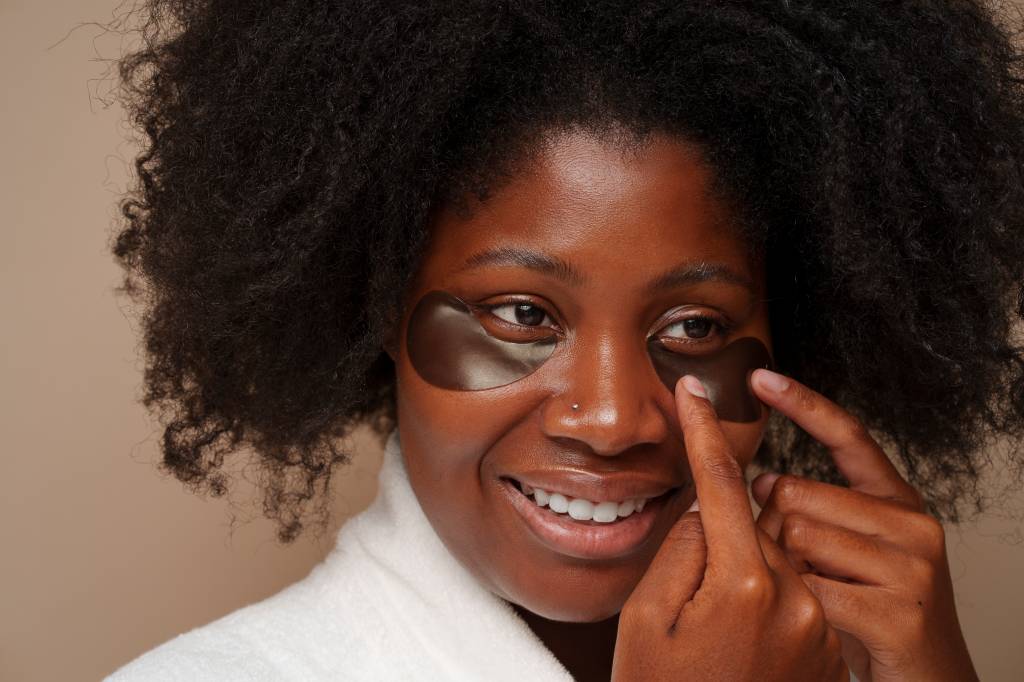 Olheiras em pele negra: dicas de skincare e maquiagem que realmente funcionam