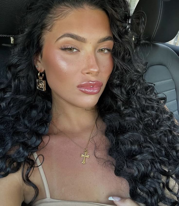 Sobrancelha natural e levemente arqueada real&ccedil;a o olhar e traz leveza &agrave; express&atilde;o