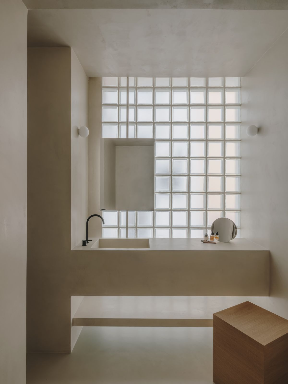 A textura do bloco de vidro capta e reflete a luz de maneiras surpreendentes, transformando a ilumina&ccedil;&atilde;o em um elemento decorativo por si s&oacute;.