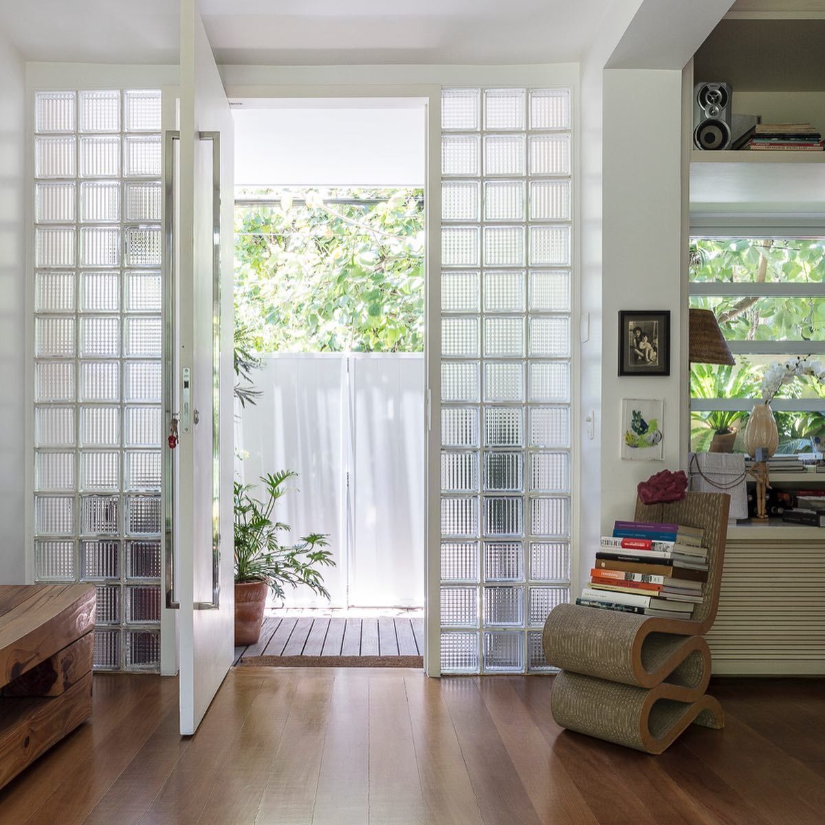 O tijolinho de vidro prova que &eacute; poss&iacute;vel ter ambientes separados, mas visualmente conectados.