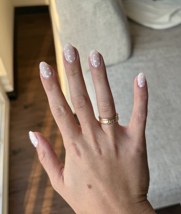 Nail art com po&aacute; branco traz um toque criativo e delicado