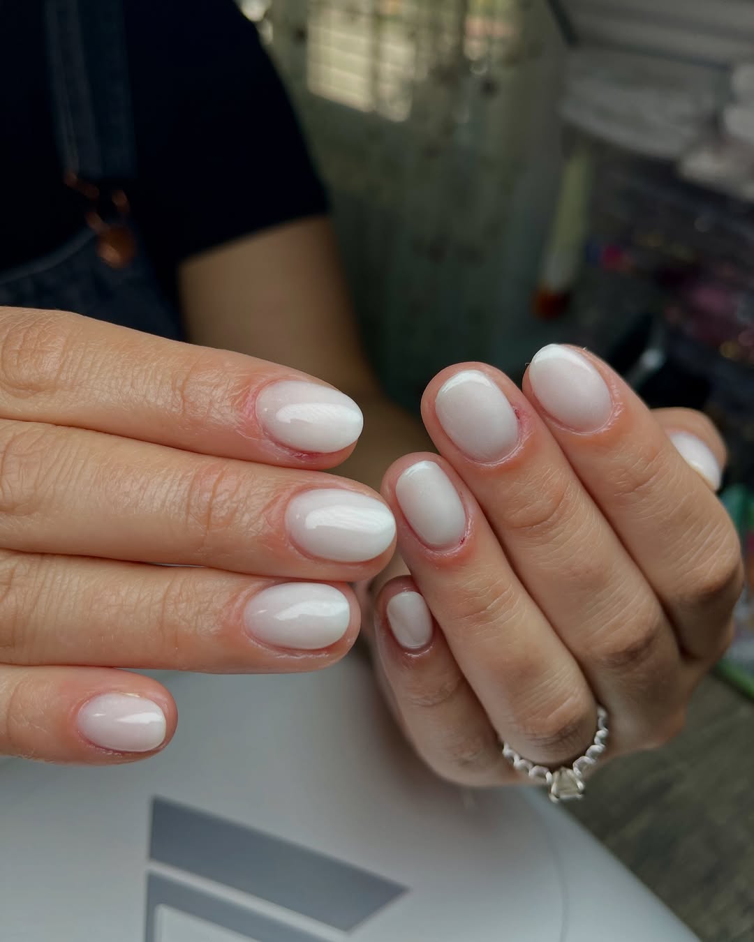 Unhas com efeito leite garantem um visual delicado e natural