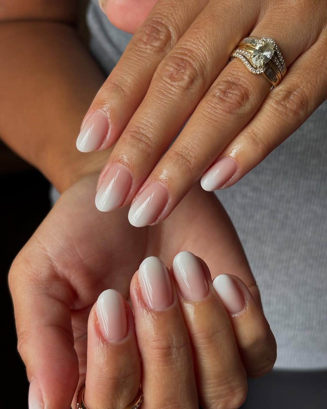 Unhas brancas com efeito ombr&eacute; criam um visual delicado e sofisticado