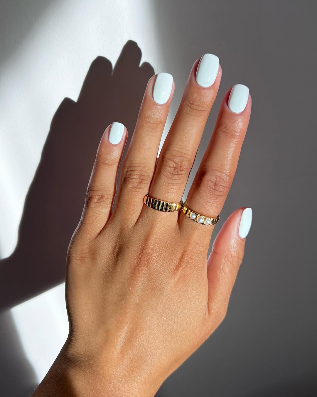 Esmalte branco s&oacute;lido &eacute; uma aposta cl&aacute;ssica e elegante