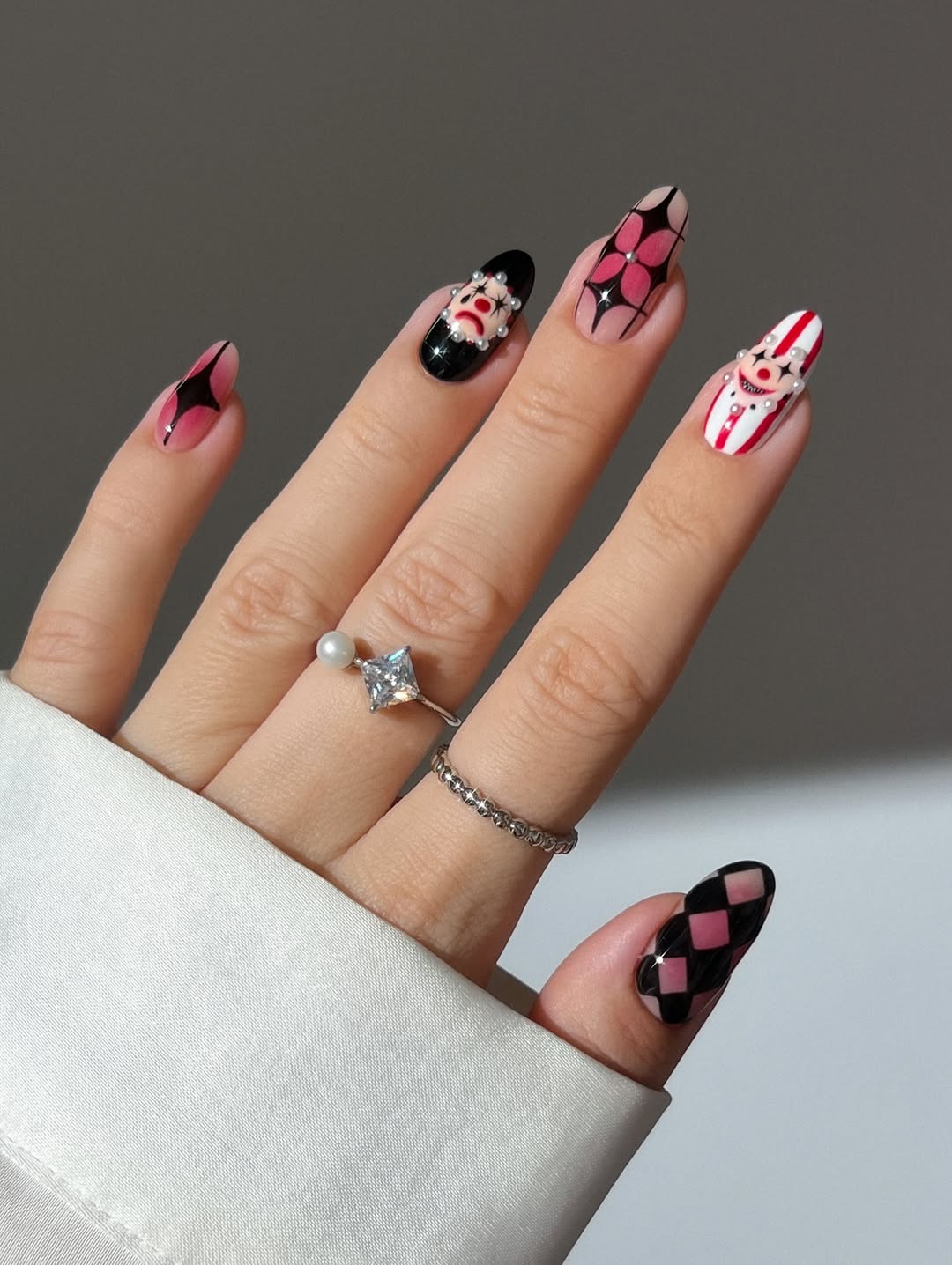 Imagem mostra unhas de palha&ccedil;o para o Halloween nas cores rosa, preto e branco.