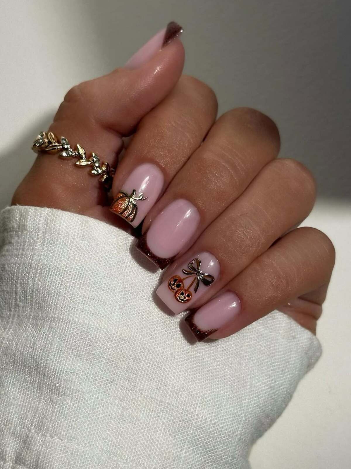 Imagem mostra unhas quadradas com decor&ccedil;a&atilde;o elegante e simples de ab&oacute;bora para o Halloween.