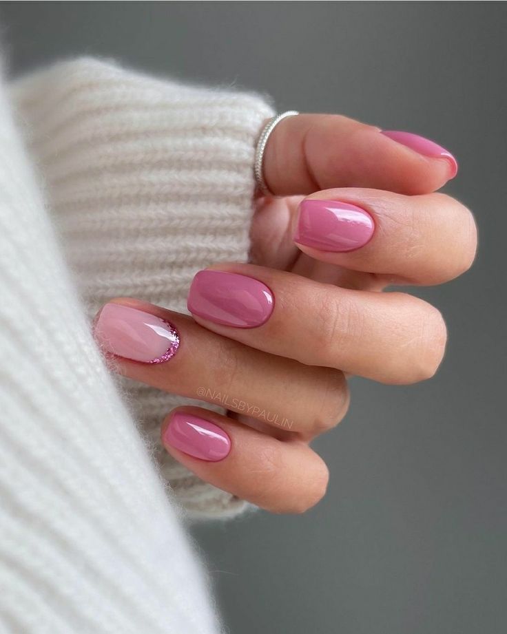 Imagem de unhas decoradas rosa com brilho.
