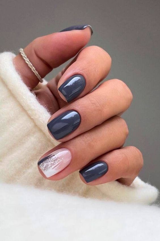 Imagem de unhas quadradas decoradas azul e prata.