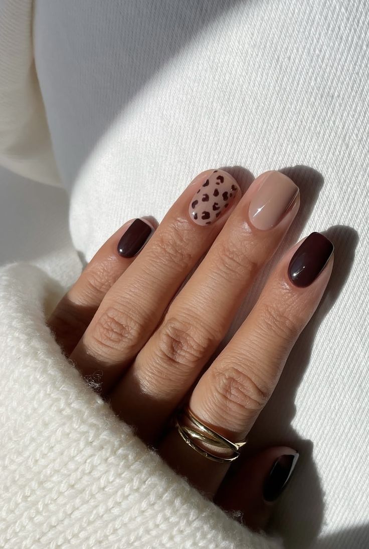 Imagem de unhas quadradas decoradas com esmalta&ccedil;&atilde;o marrom.