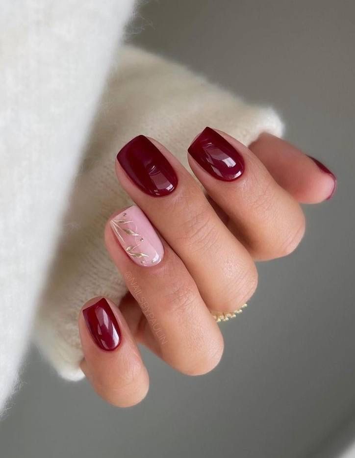 Imagens de unhas quadradas decoradas com esmalta&ccedil;&atilde;o vinho com brilho.