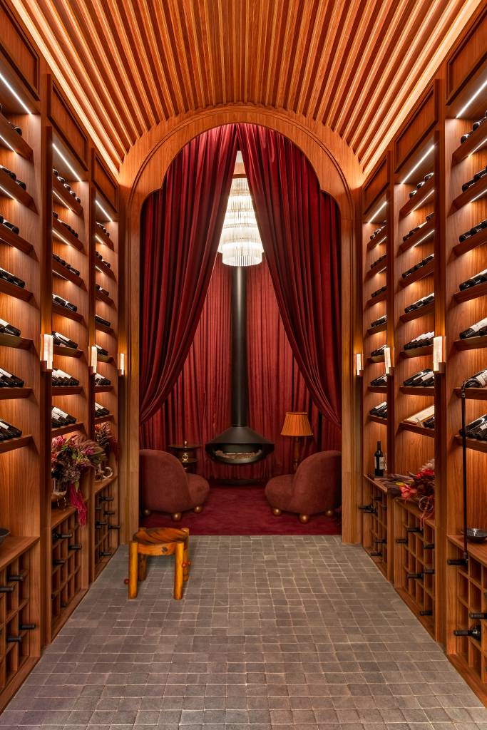 A vibe retrô tem voltado com tudo! Os clientes têm se desprendido da marcenaria novinha e têm se apegado ao antiquário. Os móveis que têm afetividade, aqueles que passaram de uma geração para outra, complementam o design das decorações atuais. 