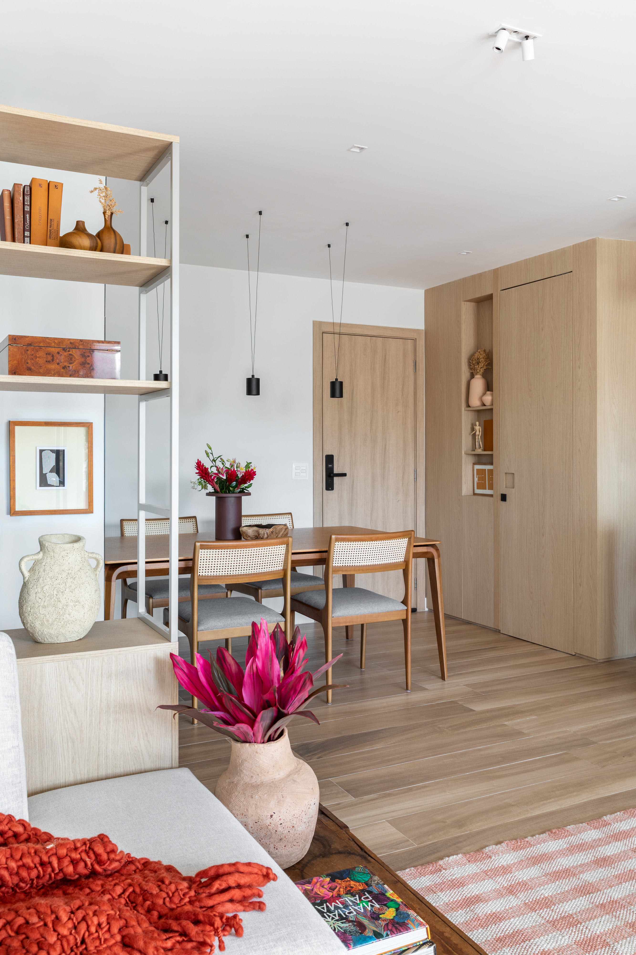 Apartamento com piso de madeira, paredes brancas e decora&ccedil;&atilde;o com madeira, aconchegante.