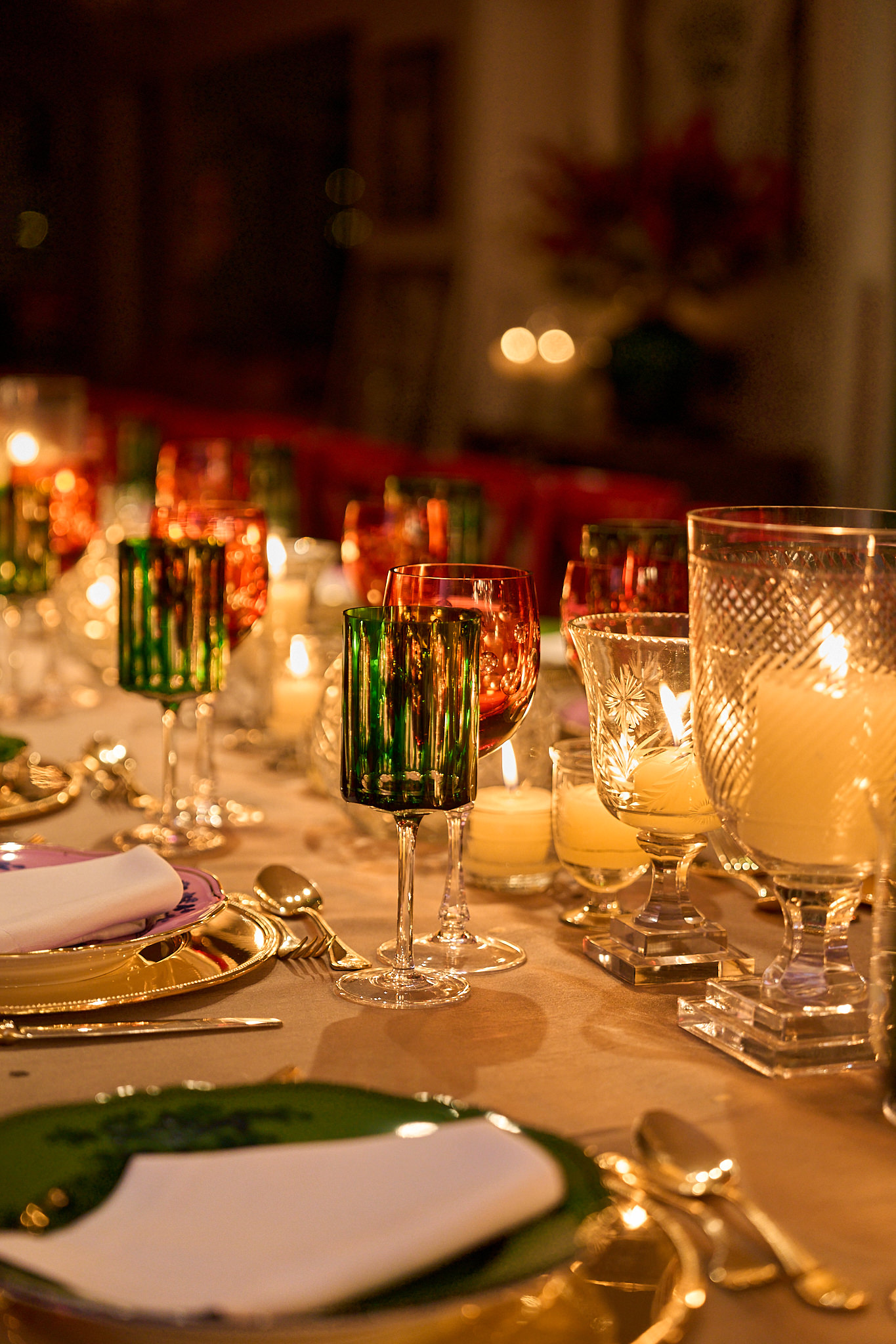 Mesa posta de Natal decorada com velas