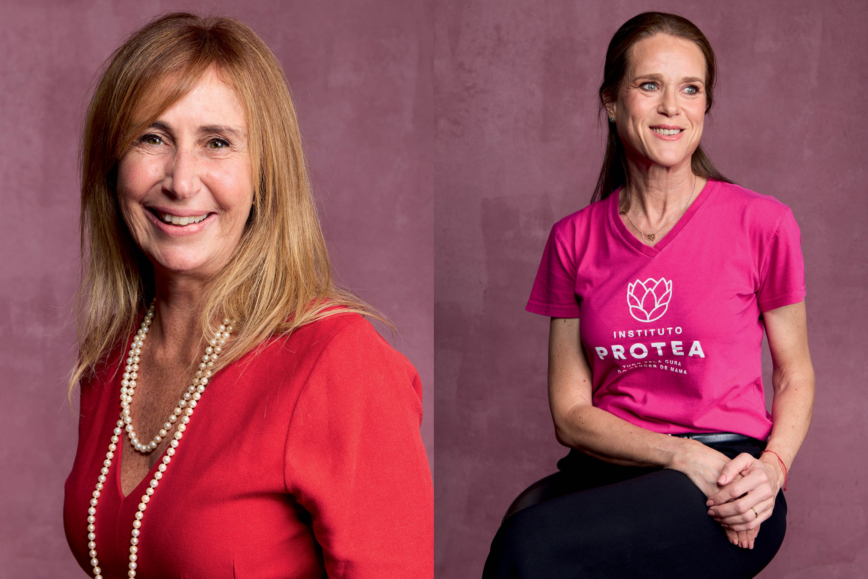 Fotos de duas mulheres sentadas tiradas em est&uacute;dio com fundo rosa.