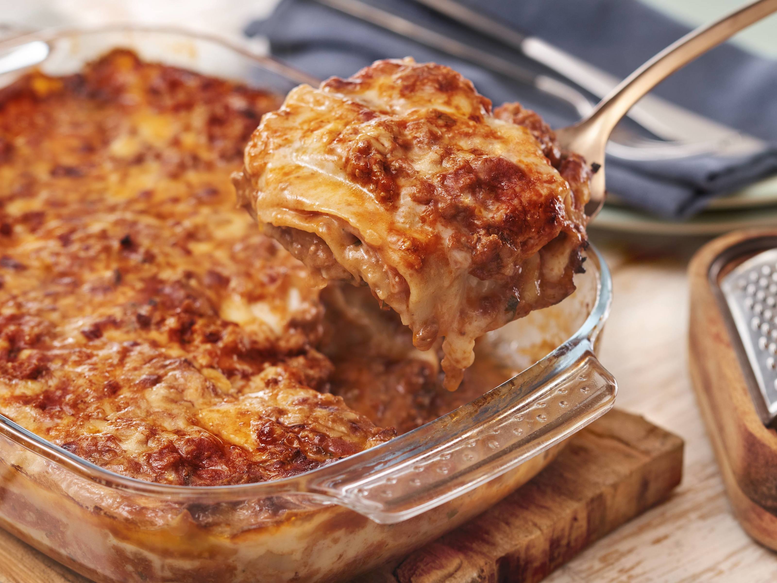 Lasanha &agrave; bolonhesa servida em vidro em mesa