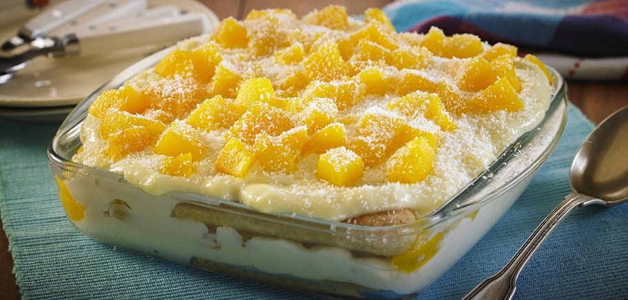 Sobremesa de abacaxi com creme branco servida em pote de vidro