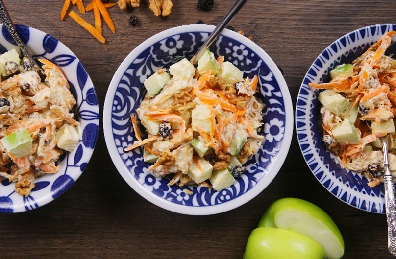 Salpic&atilde;o servido em tr&ecirc;s pratos de cer&acirc;mica azul e branco