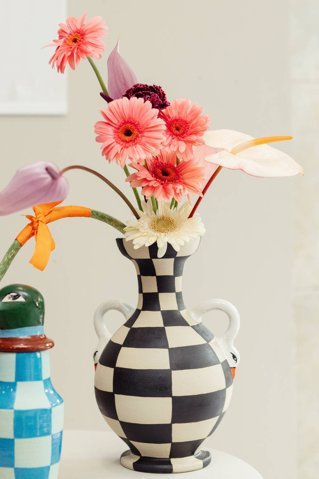 Vaso de flor em formato de cisne com estampa xadrez