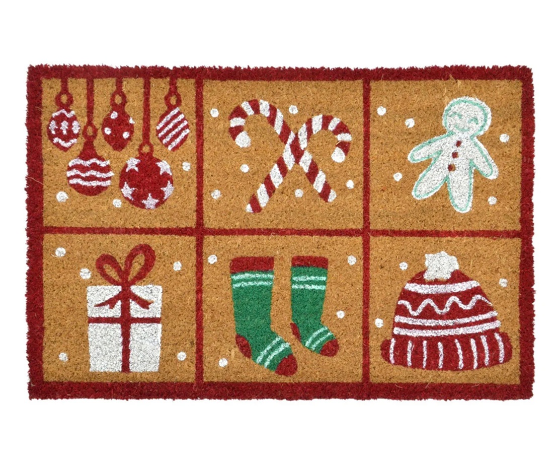 Capacho tem&aacute;tico de Natal da Westwing Store, com desenhos de bengalas doces, bolas decorativas, meias verdes, presente e boneco de gengibre. Pe&ccedil;a faz parte da linha de decora&ccedil;&atilde;o natalina acess&iacute;vel da marca, dispon&iacute;vel no e-commerce e na loja de Moema, em S&atilde;o Paulo