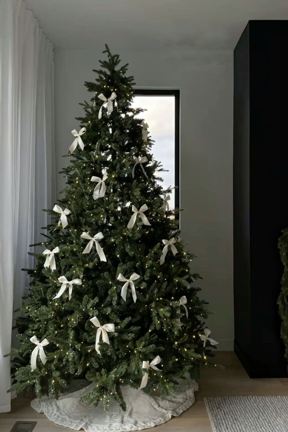 &aacute;rvore de natal decorada com la&ccedil;os brancos