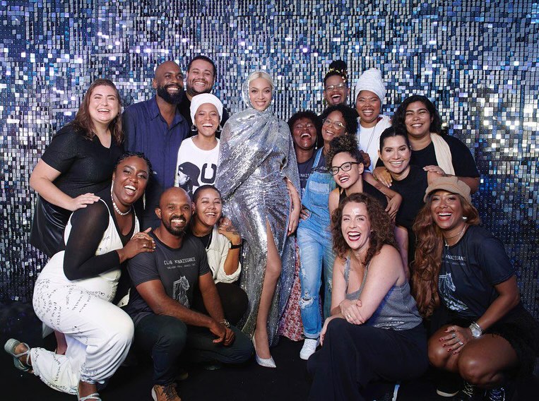 Imagem de equipe da IDW Company ao lado da Beyonce durante sua passagem pelo Brasil em 2023