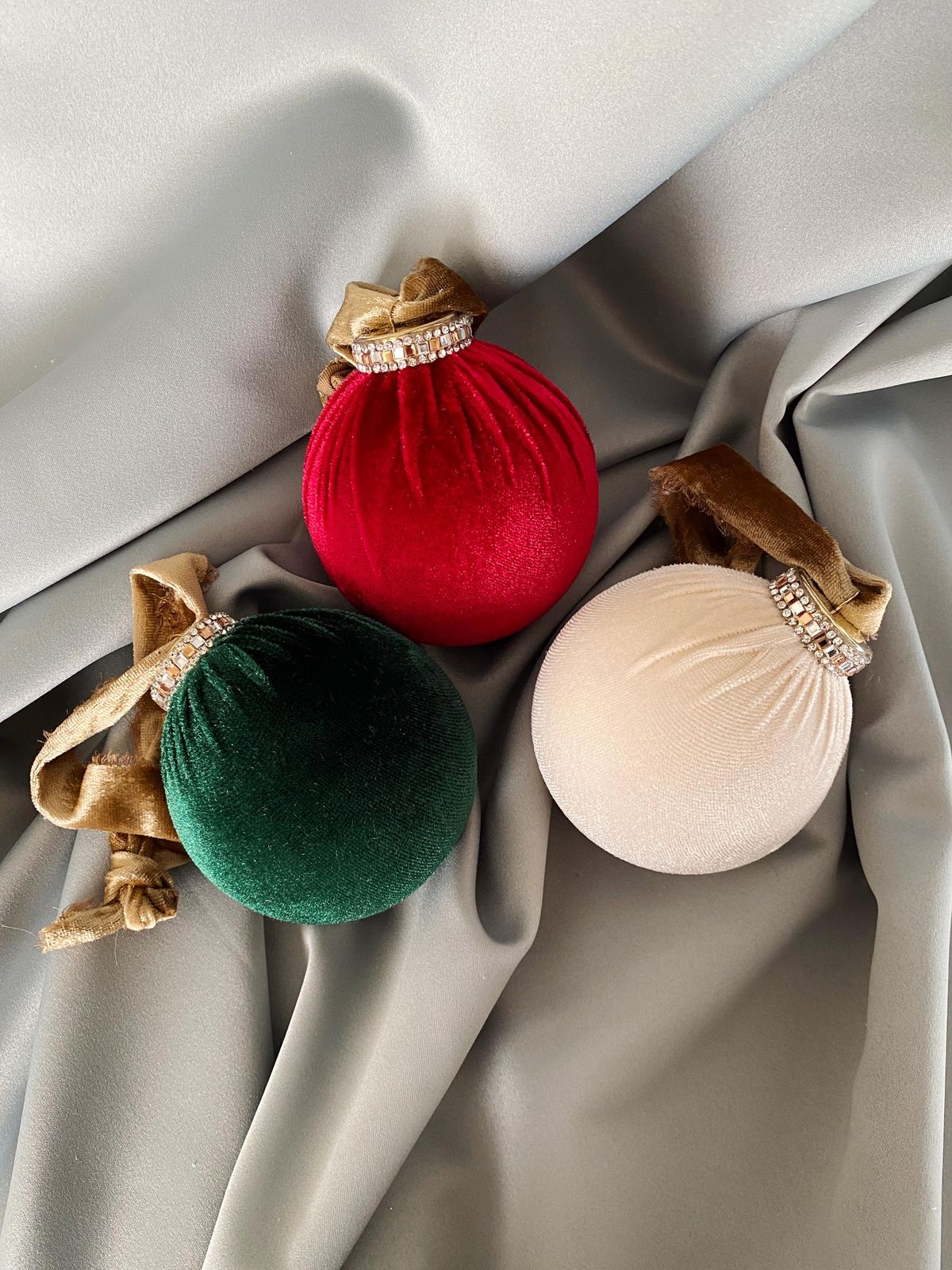 Imagem de bola de Natal de veludo.