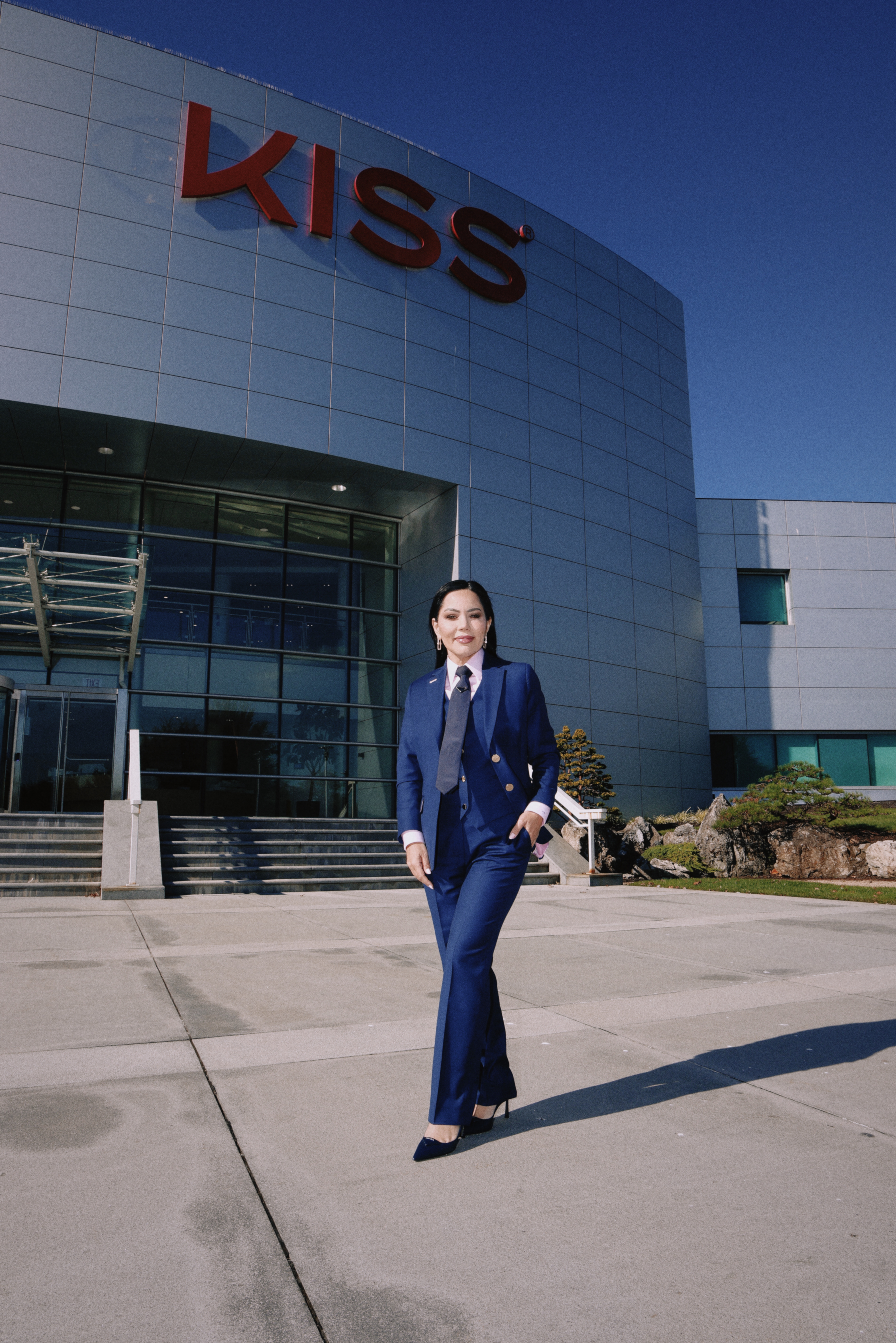 Imagem da empres&aacute;ria Bruna Tavares em frente ao pr&eacute;dio da Kiss.