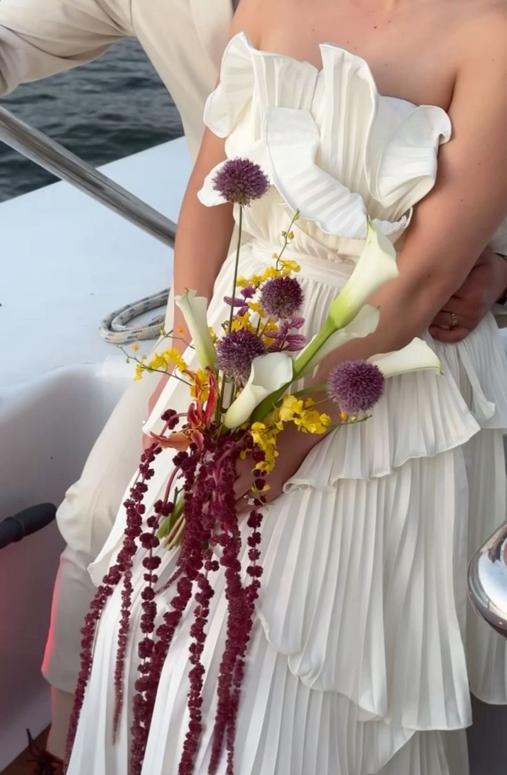 Buqu&ecirc;s desconstru&iacute;dos com flores coloridas e formatos assim&eacute;tricos s&atilde;o aposta entre as noivas em 2026