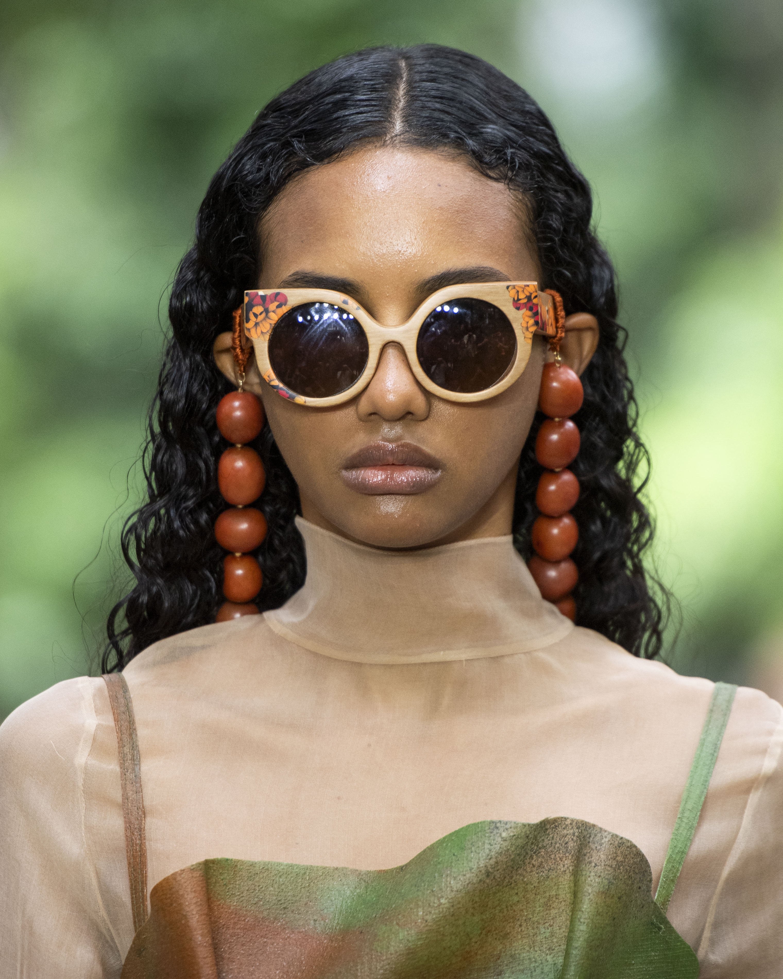 Foto de uma mulher negra com cabelo cacheado molhado desfilando para a Flavia Aranha na SPFW N60