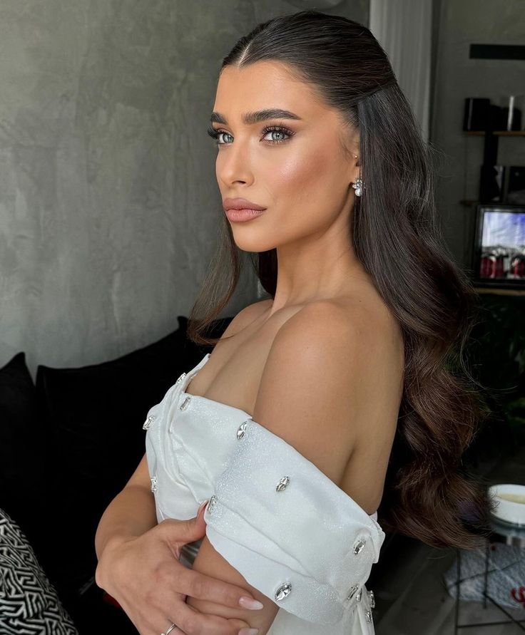 Semipreso elegante com topo alinhado e ondas largas