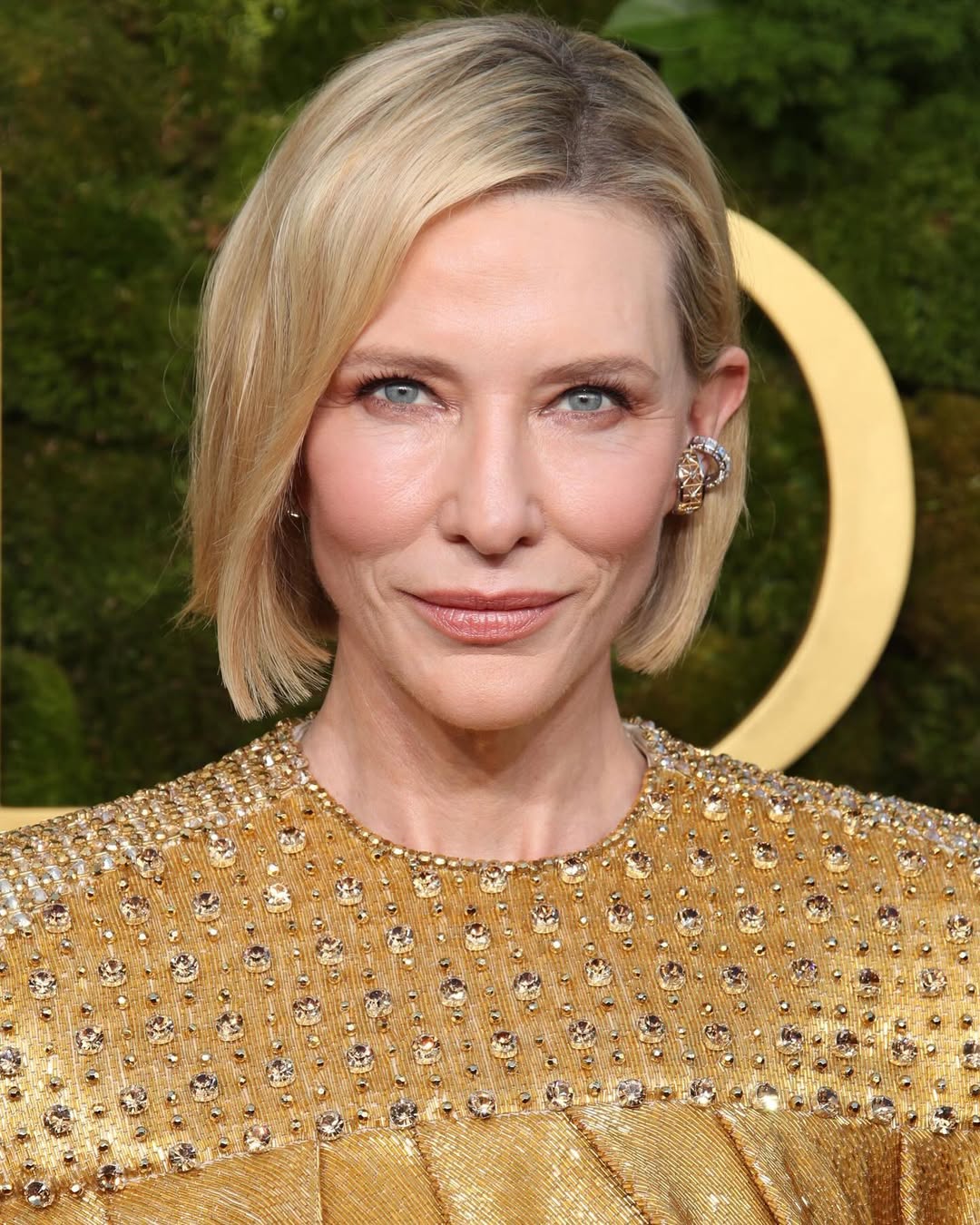 Cate Blanchett e seu visual loiro curtinho.