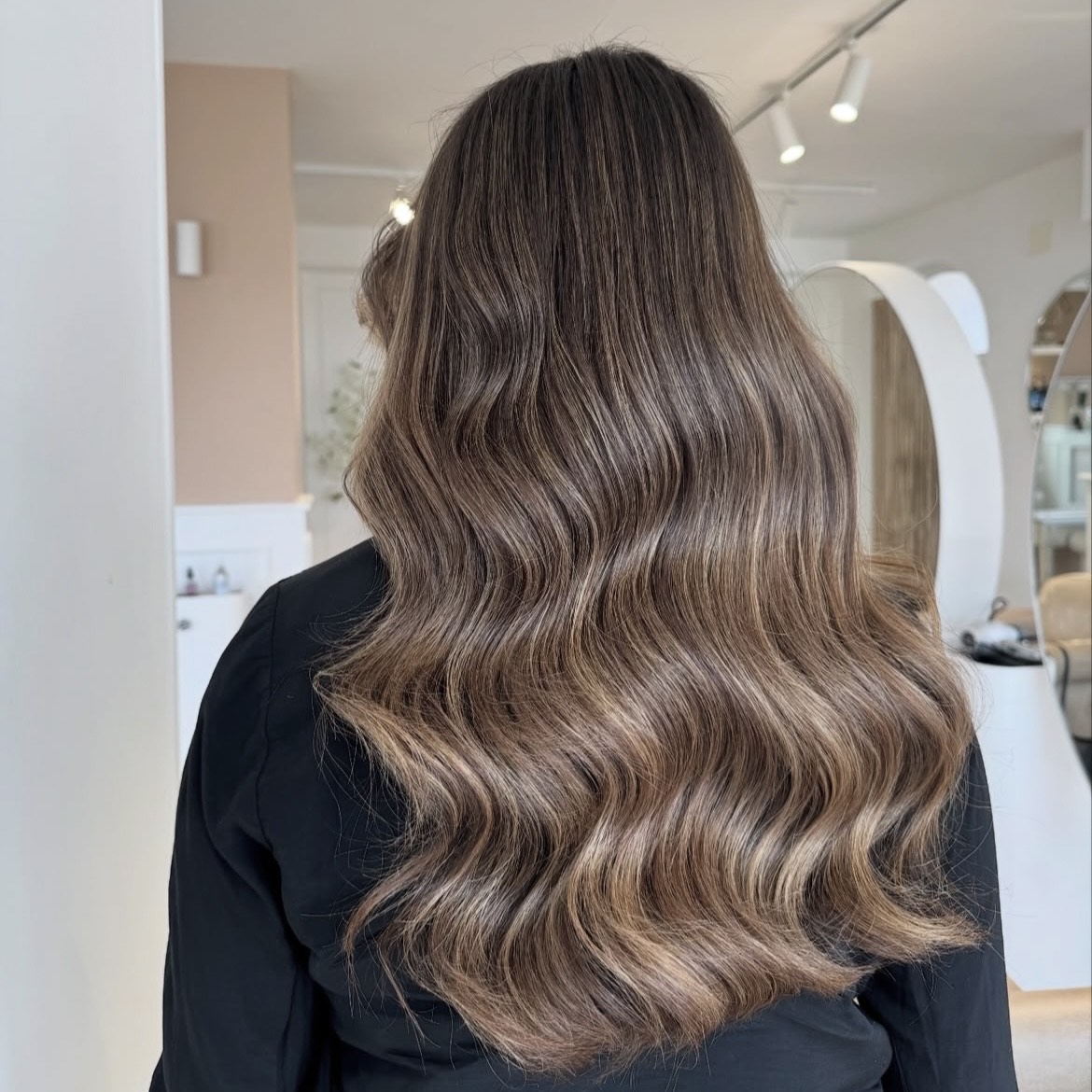 Imagem de mulher com cabelos castanhos longos.