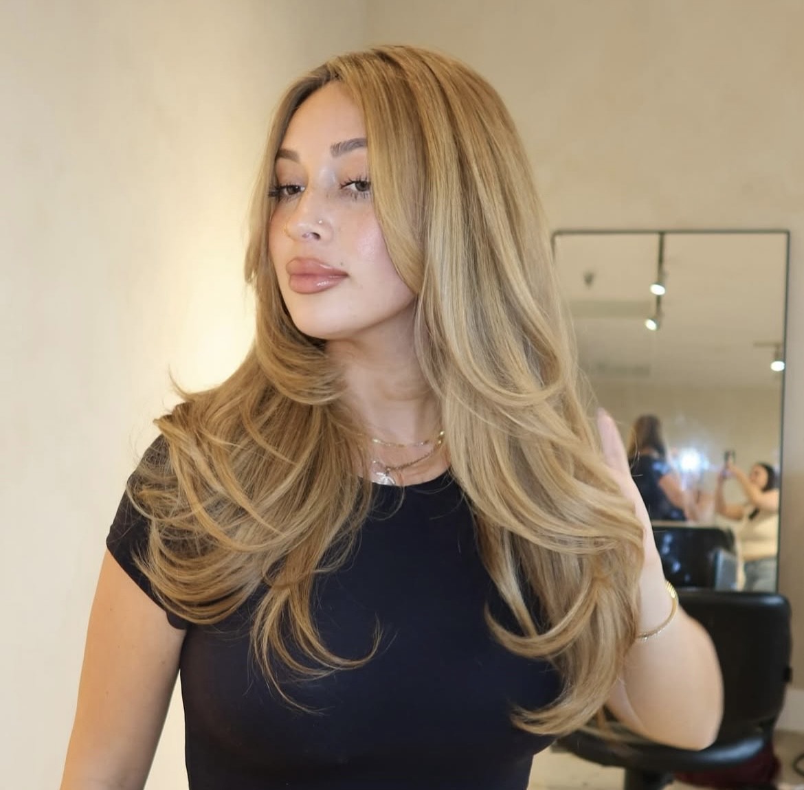 Imagem de mulher loira com cabelos longos.