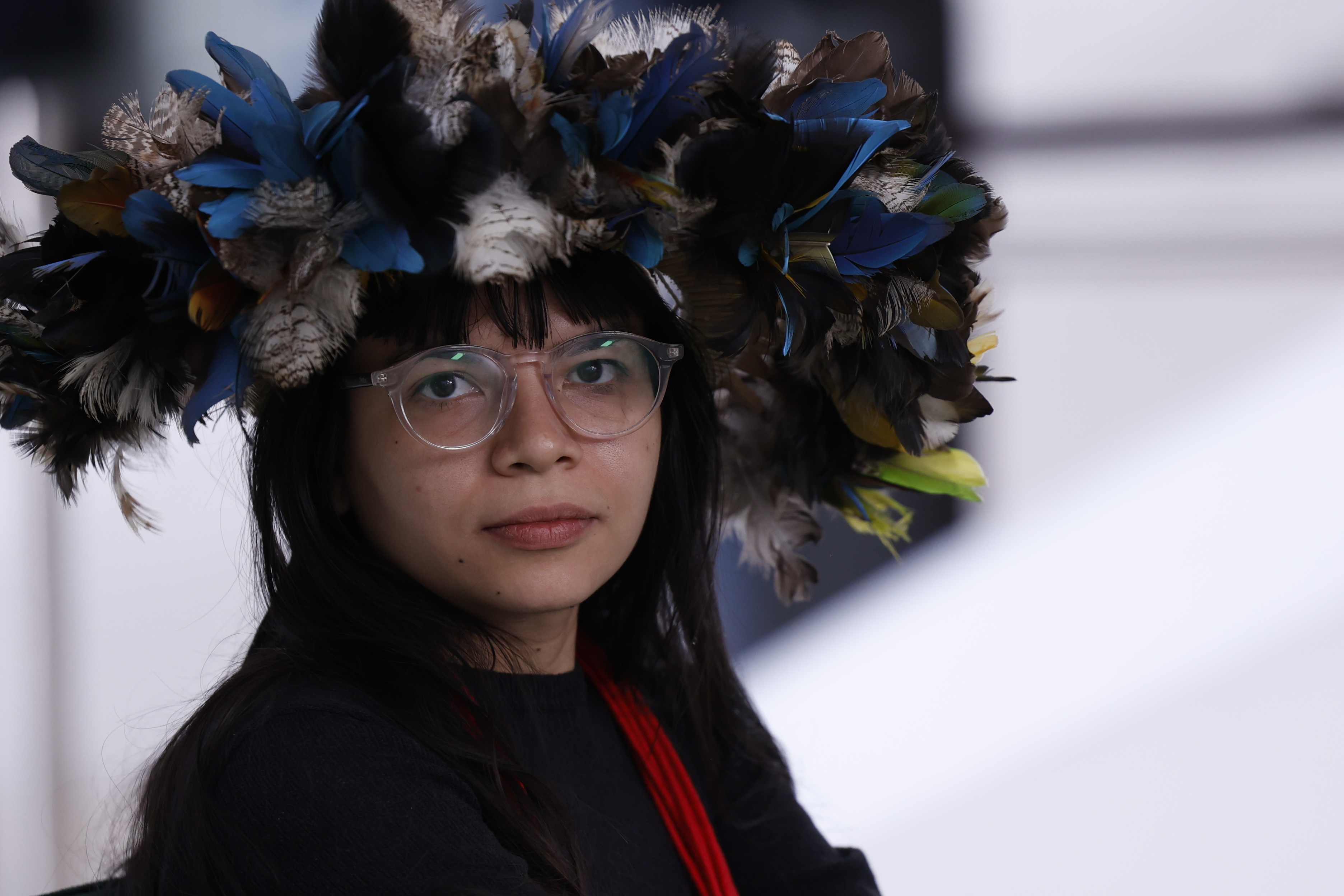 Mulher ind&iacute;gena olhando para c&acirc;mera com express&atilde;o facial s&eacute;ria