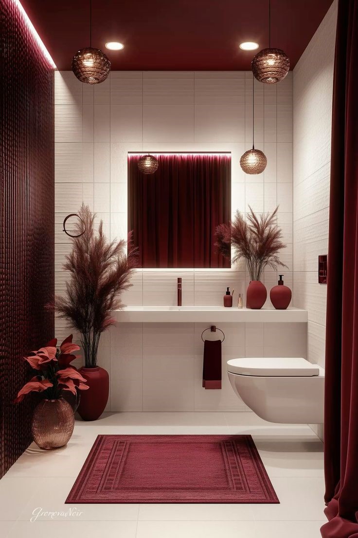 Lavabo contempor&acirc;neo com teto e cortina em Cherry Red, ilumina&ccedil;&atilde;o suave, plantas secas e acess&oacute;rios vermelhos. O ambiente mostra o uso ousado e sofisticado do vermelho-cereja em pequenos espa&ccedil;os de passagem