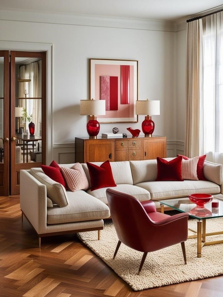 Sala de estar moderna com sof&aacute; bege, almofadas Cherry Red e poltrona vermelha combinando com objetos decorativos no mesmo tom. O espa&ccedil;o mostra como o vermelho-cereja cria contraste elegante e aquece ambientes neutros na decora&ccedil;&atilde;o
