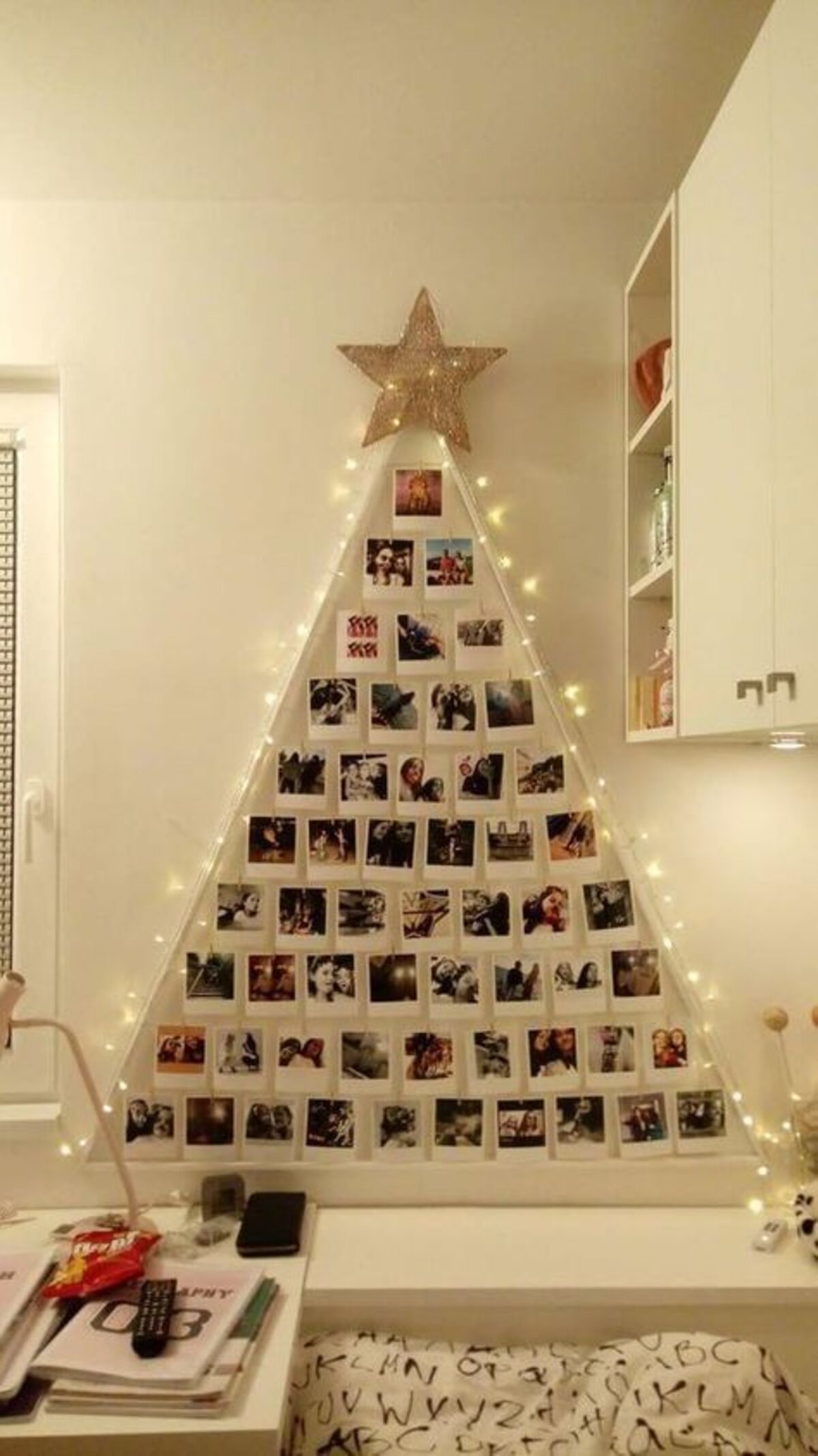 Imagem de &aacute;rvore de Natal feita com imagens polaroid.