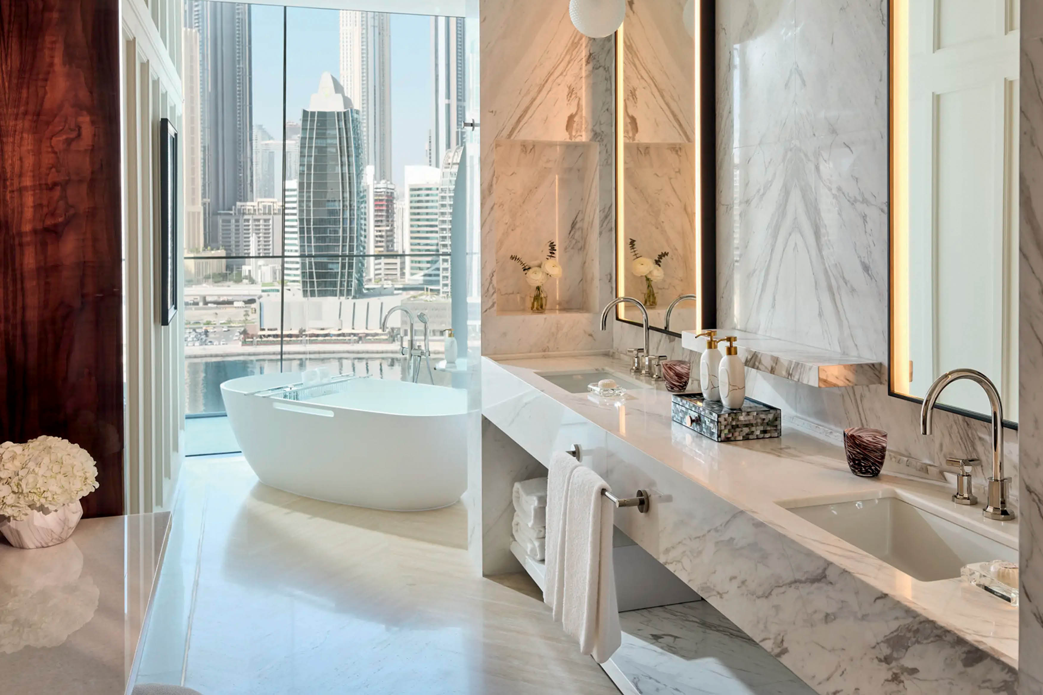 Spa luxuoso com banheira e pia de m&aacute;rmore branco