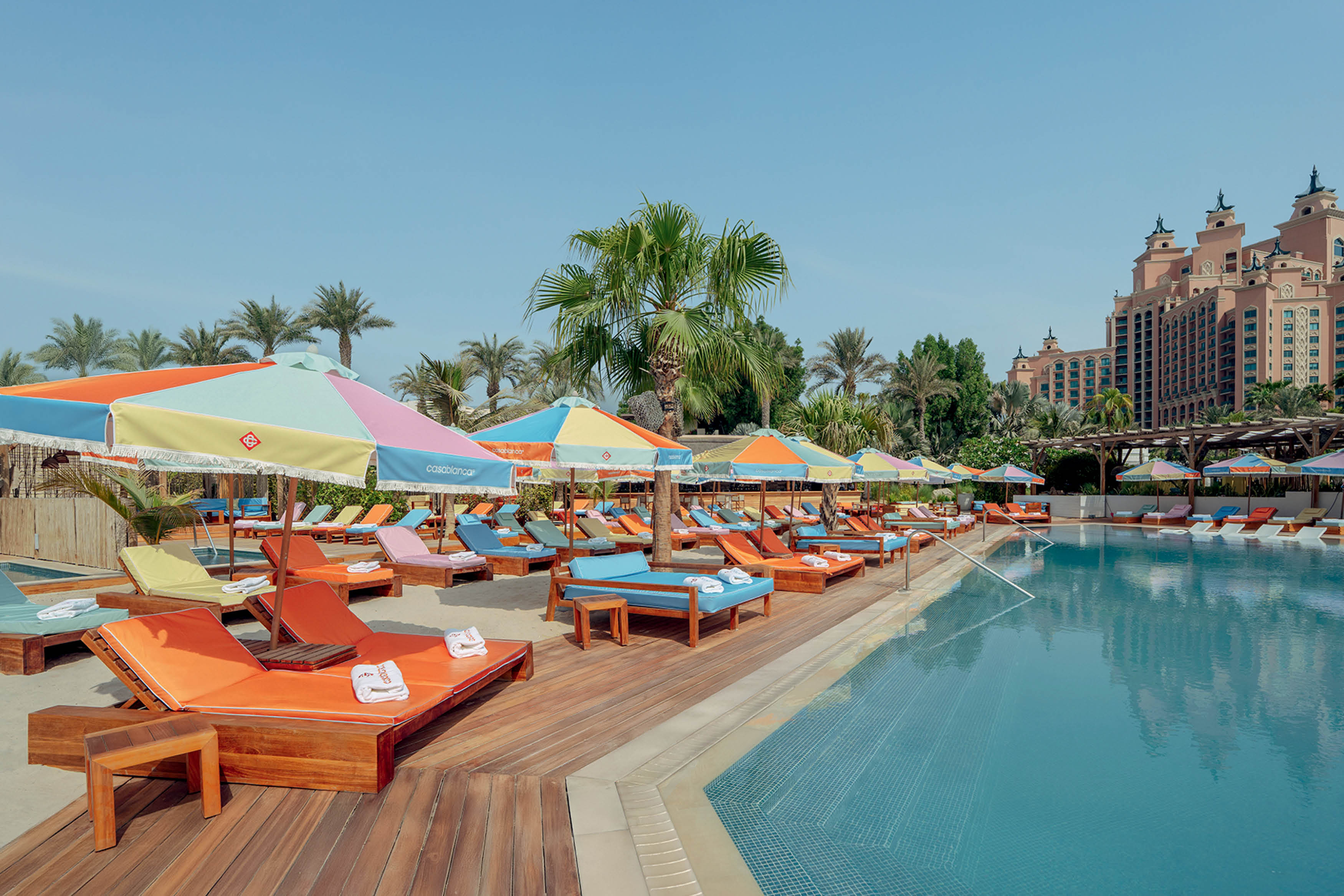 Resort com piscina e cadeiras de praia coloridas