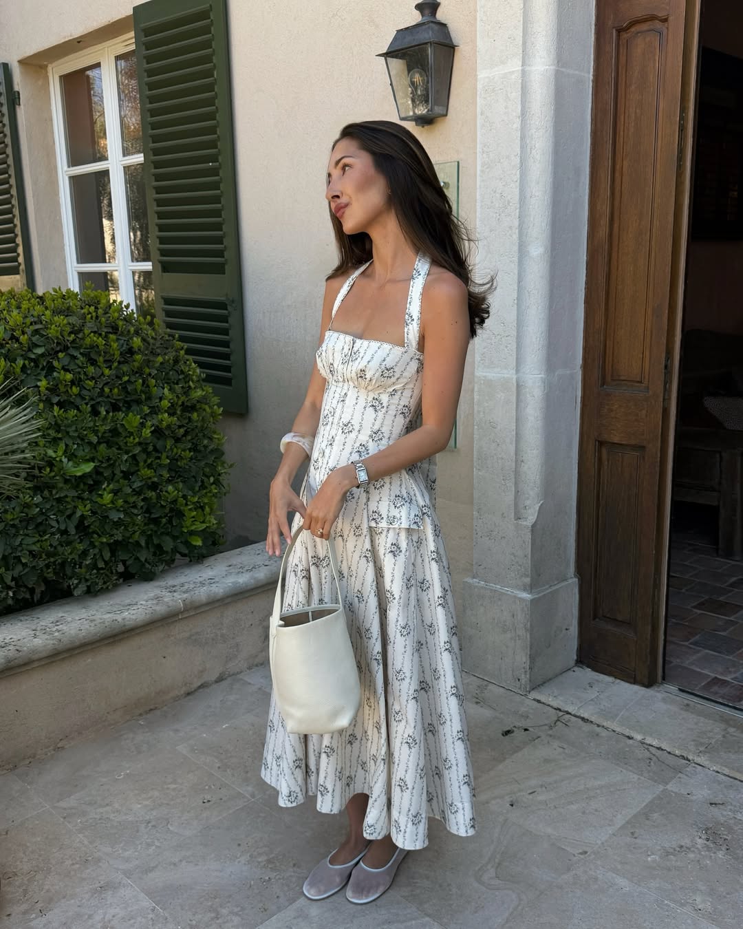 Estampa delicada em tons neutros &eacute; aposta de eleg&acirc;ncia para o ver&atilde;o 2026