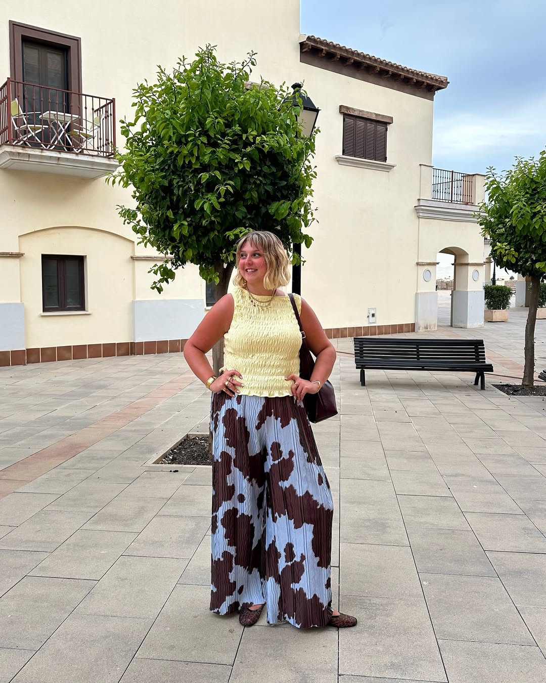 Estampa de vaca &eacute; tend&ecirc;ncia no ver&atilde;o 2026 e aparece em pe&ccedil;as amplas e fluidas