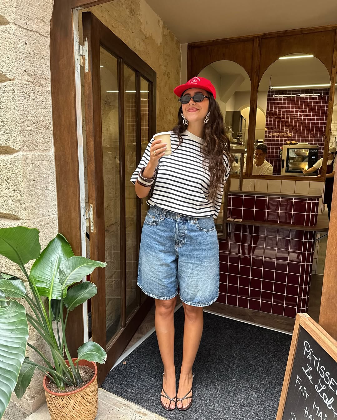 Listras preto e branco s&atilde;o aposta certeira para looks casuais do ver&atilde;o