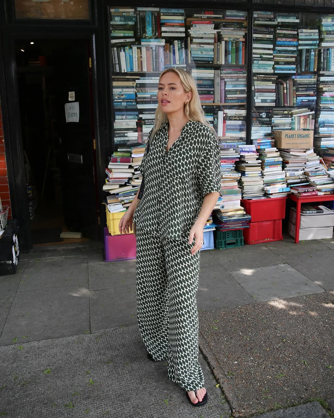 Estampas gr&aacute;ficas e abstratas modernizam os looks da primavera/ver&atilde;o 2026