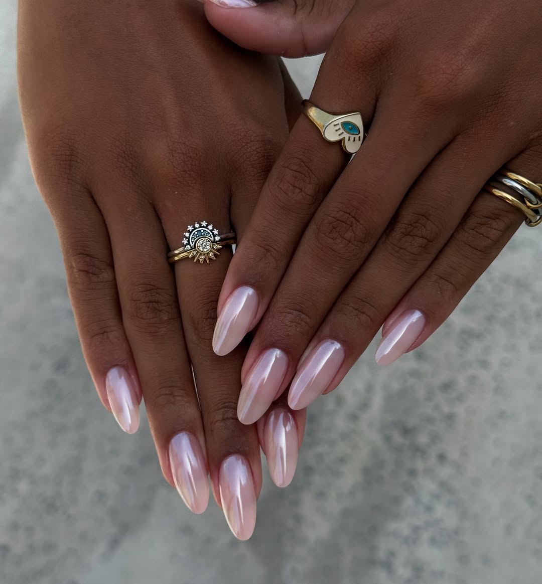 Efeito perolado nas unhas &eacute; a escolha das noivas que buscam eleg&acirc;ncia e brilho sutil em 2026