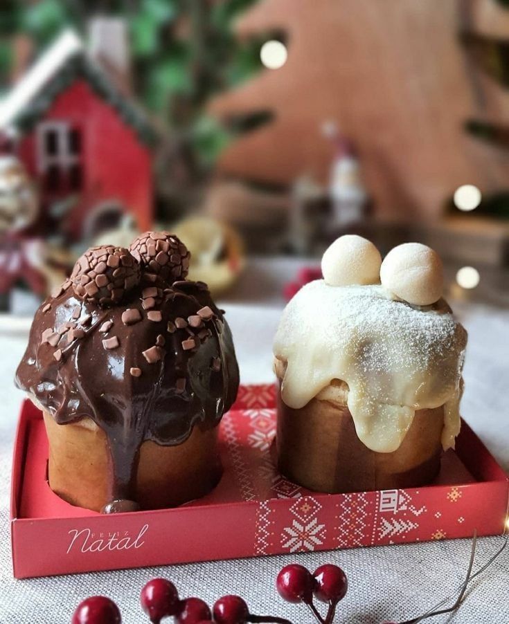 Imagem de mini chocotones artesanais para lembrancinha de Natal.