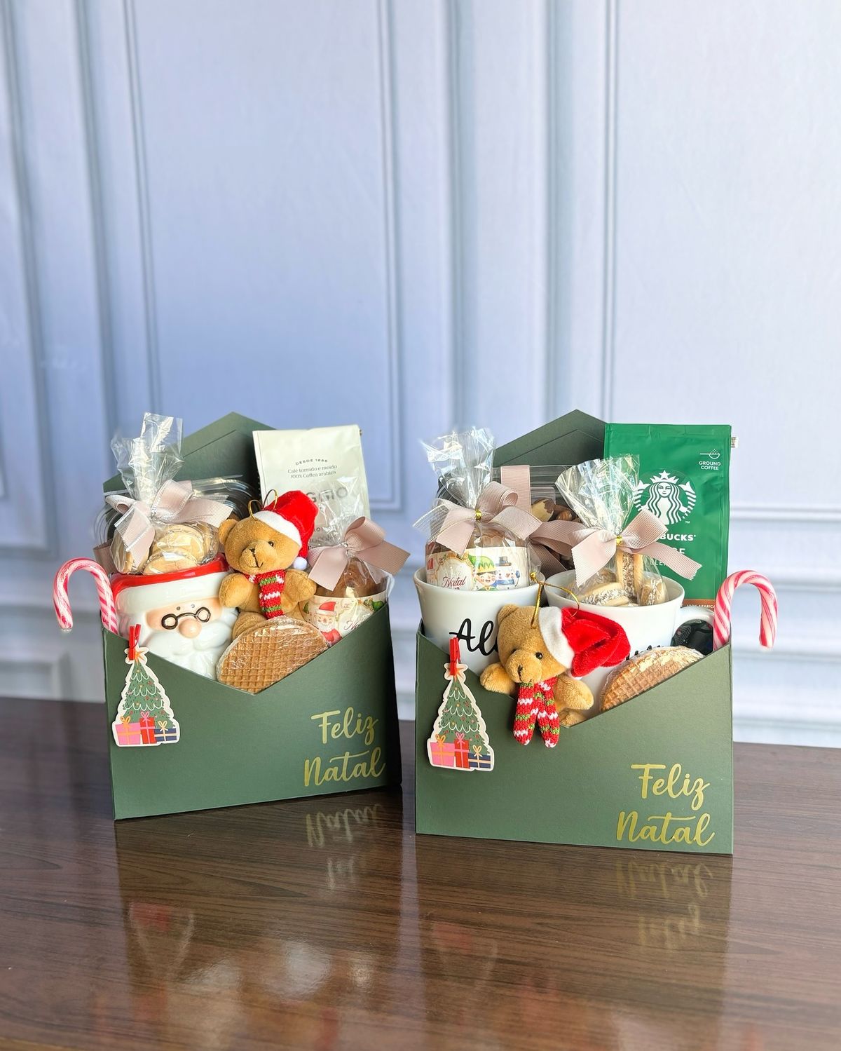 Imagem de lembrancinha para o Natal com caneca, urso e biscoitos.